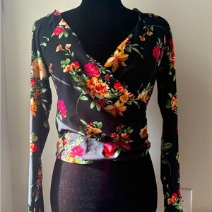 🌺New w/tags~ Cute Floral Top, Size L🌺